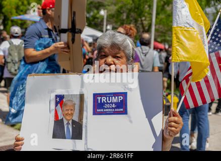 MIAMI, Floride – 13 juin 2023 : un manifestant est vu près d'un palais de justice fédéral à Miami avant une audience d'accusation pour l'ancien président Donald Trump. Banque D'Images