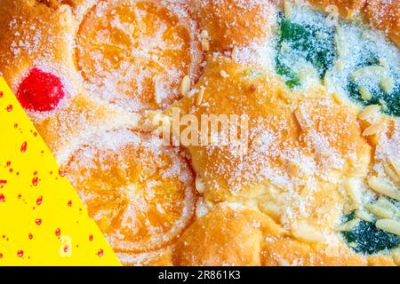 coca de Sant Joan. Brioix de fruits confits pour la célébration de Sant Joan Banque D'Images