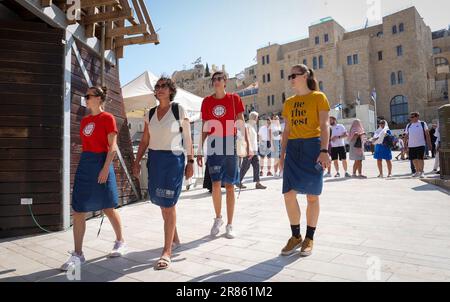 Jérusalem, Israël. 19th juin 2023. Antonia Delaere, ancienne joueuse belge Sofie Hendrickx, Serena-lynn Geldof en Belgique et Billie Massey en Belgique, photographiés lors d'une visite dans la vieille ville de Jérusalem, en Israël, le lundi 19 juin 2023, Comme les chats belges sont déjà qualifiés pour les finales 1/4 et joueront jeudi aux Championnats d'Europe FIBA Women Eurobasket 2023 en Israël et en Slovénie. BELGA PHOTO VIRGINIE LEFOUR crédit: Belga News Agency/Alay Live News Banque D'Images