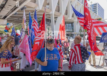 MIAMI, Floride – 13 juin 2023 : des manifestants sont vus près d'un palais de justice fédéral de Miami le jour d'une incurvation de l'ancien président Donald J. Trump. Banque D'Images