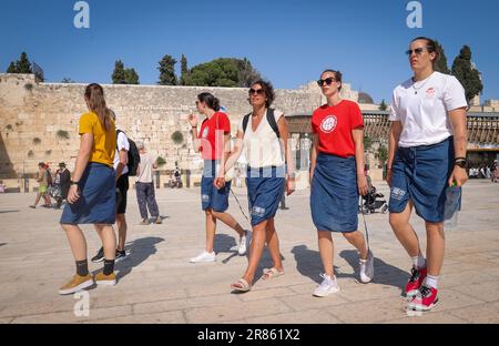 Jérusalem, Israël. 19th juin 2023. Laure Resimont en Belgique, Serena-lynn Geldof en Belgique, Sofie Hendrickx en Belgique, Antonia Delaere en Belgique et Billie Massey en Belgique, photographiés lors d'une visite dans la vieille ville de Jérusalem, en Israël, le lundi 19 juin 2023, Comme les chats belges sont déjà qualifiés pour les finales 1/4 et joueront jeudi aux Championnats d'Europe FIBA Women Eurobasket 2023 en Israël et en Slovénie. BELGA PHOTO VIRGINIE LEFOUR crédit: Belga News Agency/Alay Live News Banque D'Images