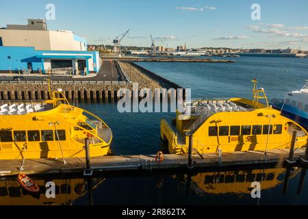 Des taxis jaunes ont accosté devant un centre de distribution d'entrepôt Amazon à Red Hook Brooklyn NYC Banque D'Images