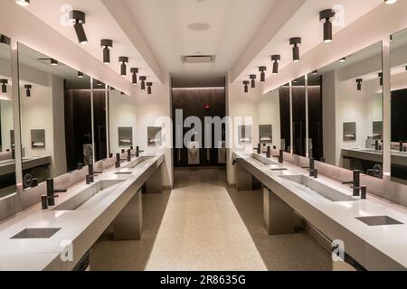 Toilettes publiques à l'embarcadère 17 à South Street Seaport Manhattan NYC Banque D'Images