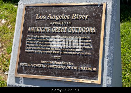 US Deprement of the Interior plaque on the Los Angeles River, Glendale Narrows, Los Angeles, Californie, États-Unis Banque D'Images