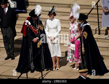 Le prince de Galles, la princesse de Galles, la duchesse d'Édimbourg et le duc d'Édimbourg partent après avoir assisté au service annuel de l'ordre du Garter à la chapelle St George, au château de Windsor, dans le Berkshire. Date de la photo: Lundi 19 juin 2023. Banque D'Images