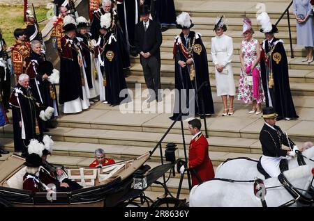 Le prince de Galles, la princesse de Galles, la duchesse d'Édimbourg et le duc d'Édimbourg regardent le roi Charles III et la reine Camilla après avoir assisté au service annuel de l'ordre du Garter à la chapelle Saint-Georges, au château de Windsor, dans le Berkshire. Date de la photo: Lundi 19 juin 2023. Banque D'Images