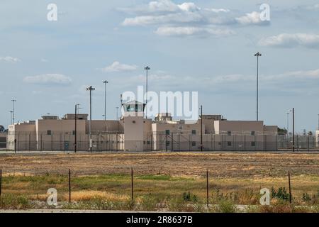 Prison d'État de Corcoran à côté du lac Tulare. Le lac Tulare, situé dans la vallée centrale de Californie, est un lac sec depuis des décennies, mais il est revenu à Banque D'Images
