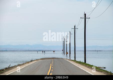Extrémités de route inondées. Le lac Tulare, situé dans la vallée centrale de la Californie, a été pendant des décennies un lac sec, mais est revenu à la vie après les grandes pluies d Banque D'Images
