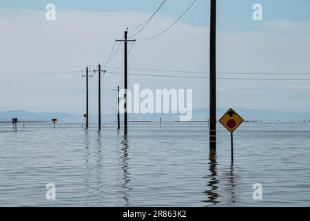 Extrémités de route inondées. Le lac Tulare, situé dans la vallée centrale de la Californie, a été pendant des décennies un lac sec, mais est revenu à la vie après les grandes pluies d Banque D'Images