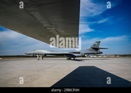 Lulea, Suède. 19th juin 2023. Un danseur Rockwell B-1B de la US Air Force atterrit à la base aérienne F 21 de Norrbotten à Lulea, en Suède, sur 19 juin 2023. Rockwell B-1B les lanciers participeront à un exercice avec l'Armée de l'Air suédoise et l'Armée, et c'est la première fois que ce type d'avion débarque en Suède. Photo: Pontus Lundahl/TT/code 10050 crédit: TT News Agency/Alay Live News Banque D'Images