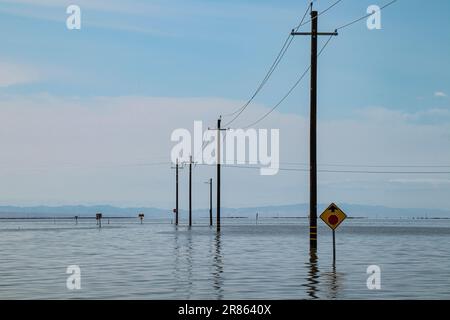 Extrémités de route inondées. Le lac Tulare, situé dans la vallée centrale de la Californie, a été pendant des décennies un lac sec, mais est revenu à la vie après les grandes pluies d Banque D'Images