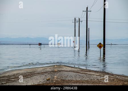 Extrémités de route inondées. Le lac Tulare, situé dans la vallée centrale de la Californie, a été pendant des décennies un lac sec, mais est revenu à la vie après les grandes pluies d Banque D'Images
