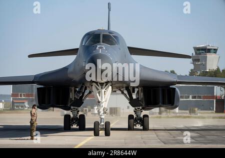 Lulea, Suède. 19th juin 2023. Un danseur Rockwell B-1B de la US Air Force atterrit à la base aérienne F 21 de Norrbotten à Lulea, en Suède, sur 19 juin 2023. Rockwell B-1B les lanciers participeront à un exercice avec l'Armée de l'Air suédoise et l'Armée, et c'est la première fois que ce type d'avion débarque en Suède. Photo: Pontus Lundahl/TT/code 10050 crédit: TT News Agency/Alay Live News Banque D'Images