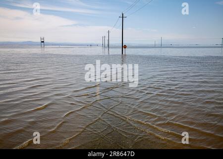 Extrémités de route inondées. Le lac Tulare, situé dans la vallée centrale de la Californie, a été pendant des décennies un lac sec, mais est revenu à la vie après les grandes pluies d Banque D'Images