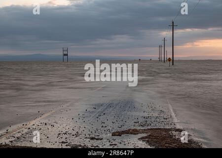 Extrémités de route inondées. Le lac Tulare, situé dans la vallée centrale de la Californie, a été pendant des décennies un lac sec, mais est revenu à la vie après les grandes pluies d Banque D'Images