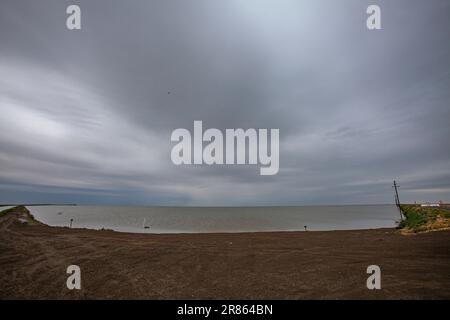 Le lac Tulare, situé dans la vallée centrale de la Californie, a été pendant des décennies un lac sec, mais est revenu à la vie après les fortes pluies pendant l'hiver de Banque D'Images