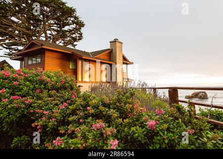 Eldwayen Ocean Park, Pismo Beach, Californie- avril 2017: Petite maison côtière sur la rive même de l'océan dans les rayons du coucher du soleil. Maison avec belle vue sur l'océan. Coucher de soleil sur Pismo Beach en Californie Banque D'Images