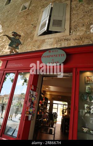 Provence région de France. 19 juin 2023, Météo dans la région Provence de France - Moustiers-sainte-marie, art, céramiquies, paysage, photos de rue. Crédit Ilona Barna BIPHOTONEWS, Alamy Live News crédit: Ilona Barna BIPHOTONEWS/Alamy Live News Banque D'Images