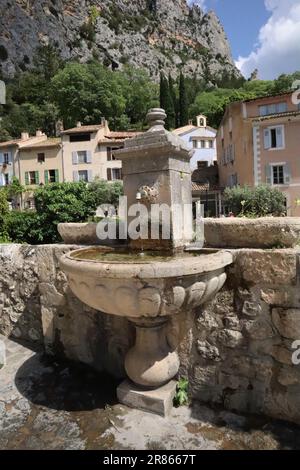 Provence région de France. 19 juin 2023, Météo dans la région Provence de France - Moustiers-sainte-marie, art, céramiquies, paysage, photos de rue. Crédit Ilona Barna BIPHOTONEWS, Alamy Live News crédit: Ilona Barna BIPHOTONEWS/Alamy Live News Banque D'Images
