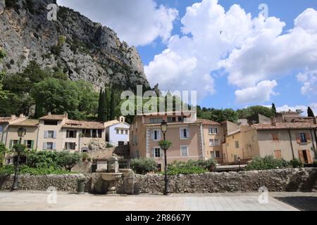 Provence région de France. 19 juin 2023, Météo dans la région Provence de France - Moustiers-sainte-marie, art, céramiquies, paysage, photos de rue. Crédit Ilona Barna BIPHOTONEWS, Alamy Live News crédit: Ilona Barna BIPHOTONEWS/Alamy Live News Banque D'Images