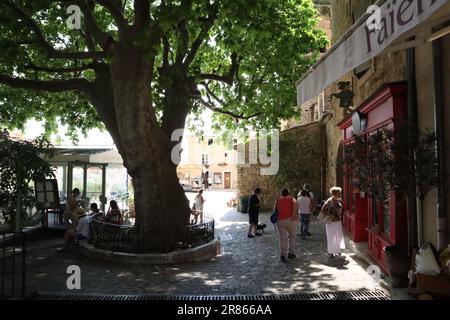 Provence région de France. 19 juin 2023, Météo dans la région Provence de France - Moustiers-sainte-marie, art, céramiquies, paysage, photos de rue. Crédit Ilona Barna BIPHOTONEWS, Alamy Live News crédit: Ilona Barna BIPHOTONEWS/Alamy Live News Banque D'Images