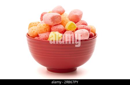 Carrés de friandises en étain et en arc-en-ciel de couleur pastel, séchés, isolés sur un fond blanc Banque D'Images