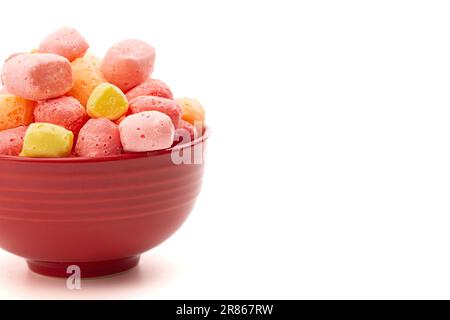 Carrés de friandises en étain et en arc-en-ciel de couleur pastel, séchés, isolés sur un fond blanc Banque D'Images