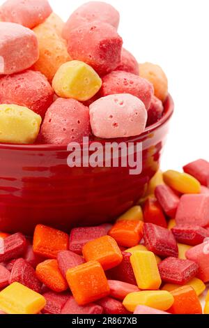 Carrés de friandises en étain et en arc-en-ciel de couleur pastel, séchés, isolés sur un fond blanc Banque D'Images