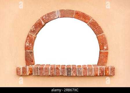 Fenêtre en briques anciennes sur un mur en plâtré. Éléments de décoration architecturale avec passe-cheveux inclus. Cadre en brique rouge. Copier l'espace Banque D'Images