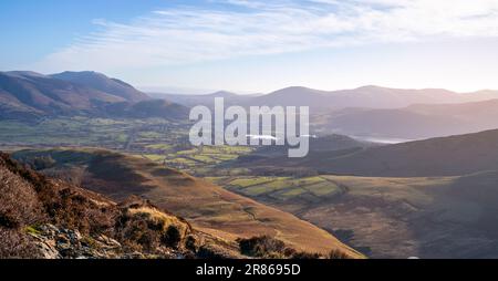 Vues lointaines de Blencathra, Keswiock et Derwent Fells depuis le dessous de Grisedale Pike en hiver dans le district des lacs anglais, Royaume-Uni. Banque D'Images