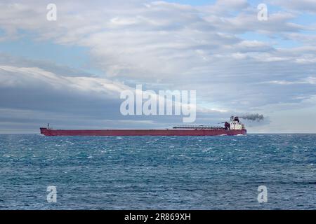 Cargo en vrac de Great Lakes, MV Paul R. Tregurtha, le long de la rive nord du lac supérieur, Minnesota. Le bateau moteur est le Quee actuel Banque D'Images