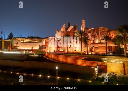 Les murs de la vieille ville de Diriyah sont illuminés la nuit, à Riyad, en Arabie Saoudite Banque D'Images