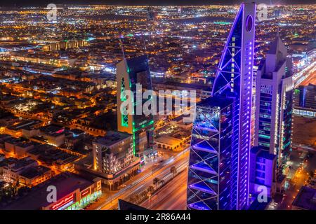 Panorama nocturne avec des bâtiments modernes, quartier des affaires d'Al Olaya de Riyad, Al Riyadh, Arabie Saoudite Banque D'Images