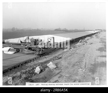 La construction de l'autoroute M11 entre Londres et Cambridge en 1975. Banque D'Images