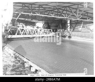 La construction de l'autoroute M11 entre Londres et Cambridge en 1975. Banque D'Images