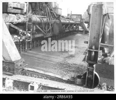 La construction de l'autoroute M11 entre Londres et Cambridge en 1975. Banque D'Images