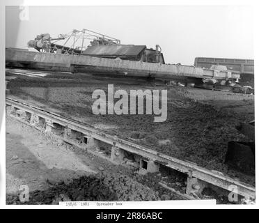 La construction de l'autoroute M11 entre Londres et Cambridge en 1975. Banque D'Images