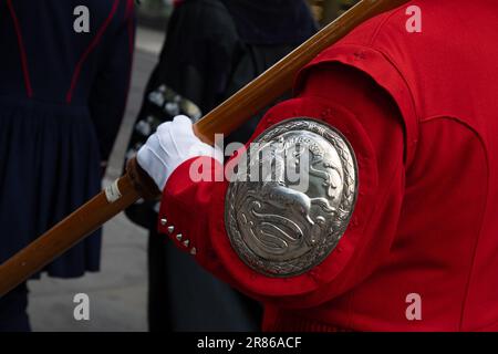 Londres, Royaume-Uni 19th juin 2023. La cérémonie annuelle des roses de Knollys remonte à 1381, lorsque Lady Constance Knollys a obtenu une propriété et l'a transformée en jardin de roses sans permission de planification. À ce jour, la famille Knolly paie l'amende d'une rose rouge par an, coupée du jardin sur Seething Lane et présentée au maire Lord à Mansion House. Crédit : Kiki Streitberger/Alamy Live News Banque D'Images