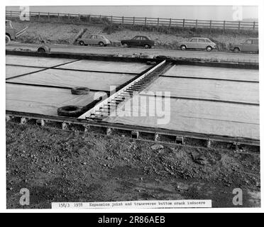 La construction de l'autoroute M11 entre Londres et Cambridge en 1975. Banque D'Images