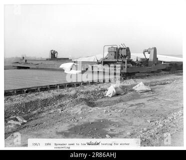 La construction de l'autoroute M11 entre Londres et Cambridge en 1975. Banque D'Images