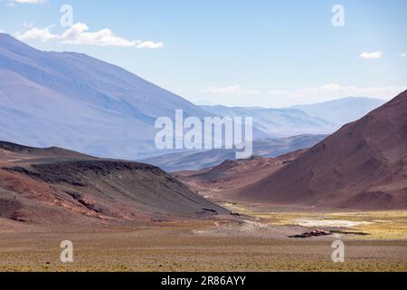 Traverser les Andes de Antofagasta de la Sierra à Antofalla - paysage magnifique dans les hauts plateaux argentins appelés Puna en Amérique du Sud Banque D'Images