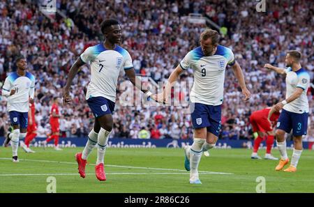 Le Bukayo Saka (à gauche) d'Angleterre célèbre avec Harry Kane après avoir marqué le deuxième but de leur partie lors du match de qualification de l'UEFA Euro 2024 du groupe C à Old Trafford, Manchester. Date de la photo: Lundi 19 juin 2023. Banque D'Images