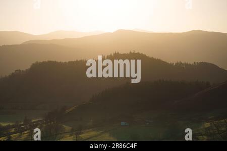 Lever de soleil sur une crête dans les Derwent Fells depuis le sommet de Grisedale Pike en hiver dans le district des lacs anglais, au Royaume-Uni. Banque D'Images