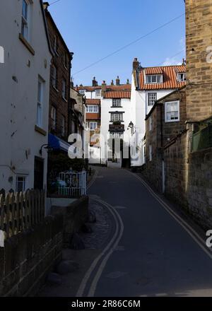 Une rue étroite dans Robin Hood's Bay Banque D'Images