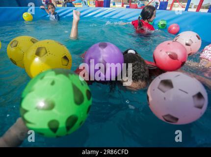 19 juin 2023, Gaza, la bande de Gaza, Palestine : les enfants palestiniens profitent de jeux aquatiques pendant les vacances d'été à Gaza, 19 juin 2023. Le parc aquatique pour enfants a été ouvert cet été pour la première fois à Gaza. (Credit image: © Mahmoud Issa/Quds Net News via ZUMA Press Wire) USAGE ÉDITORIAL SEULEMENT! Non destiné À un usage commercial ! Banque D'Images