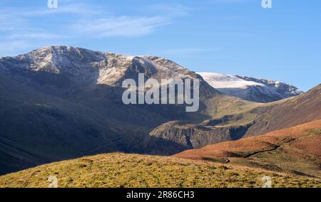 Les sommets de Crag Hill et de Grasmoor au-dessus de Force Crag de la piste menant au sommet de Grisedale Pike en hiver dans le district des lacs anglais, Banque D'Images