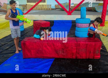 19 juin 2023, Gaza, la bande de Gaza, Palestine : les enfants palestiniens profitent de jeux aquatiques pendant les vacances d'été à Gaza, 19 juin 2023. Le parc aquatique pour enfants a été ouvert cet été pour la première fois à Gaza. (Credit image: © Mahmoud Issa/Quds Net News via ZUMA Press Wire) USAGE ÉDITORIAL SEULEMENT! Non destiné À un usage commercial ! Banque D'Images