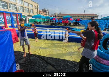 19 juin 2023, Gaza, la bande de Gaza, Palestine : les enfants palestiniens profitent de jeux aquatiques pendant les vacances d'été à Gaza, 19 juin 2023. Le parc aquatique pour enfants a été ouvert cet été pour la première fois à Gaza. (Credit image: © Mahmoud Issa/Quds Net News via ZUMA Press Wire) USAGE ÉDITORIAL SEULEMENT! Non destiné À un usage commercial ! Banque D'Images