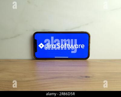 KONSKIE, Pologne - 17 juin 2023: JIRA logo produit de suivi de problème affiché sur l'écran du téléphone mobile Banque D'Images