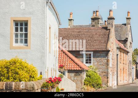 Charmante et pittoresque vieille ville et harling et cottages en pierre sur la rue haute du village médiéval de Culross, un lieu de tournage populaire à Fife, Banque D'Images